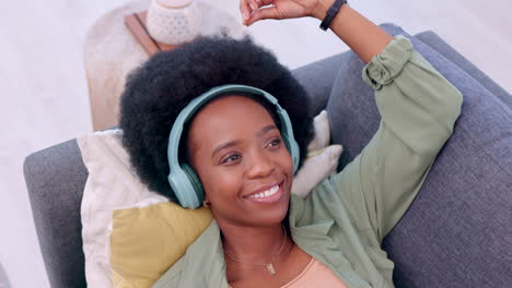 Trendy,-funky-and-relaxed-girl-with-headphones