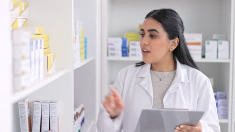 Frau-Medizinische-Apothekerin-Checkliste-Das-Medikament