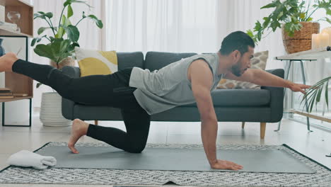 Entrenamiento-De-Hombre-Asiático,-Yoga-Y-Pilates-En-La-Vida