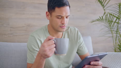 Tablet,-Kaffee-Und-Nachrichten-Mit-Einem-Lesenden-Mann