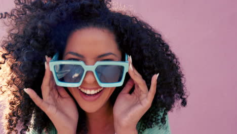 Black-woman-with-sunglasses-smile