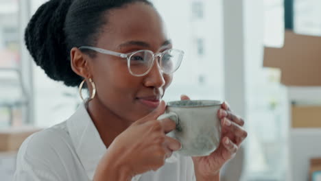 Schwarze-Frau-Mit-Brille-Im-Büro-Trinkt-Tee