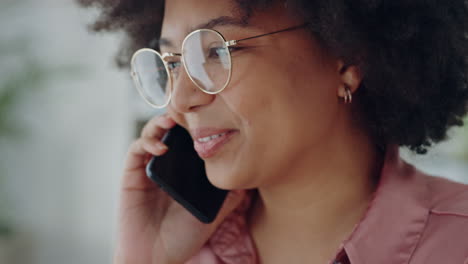 Happy-business-woman-talking-phone-call-and-smile