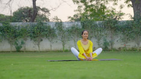 Indisches-Mädchen-Macht-Schmetterlings-Yoga-Pose