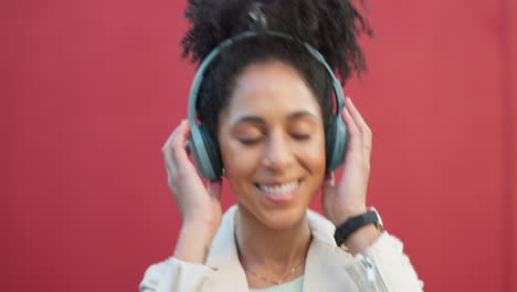 Happy-woman-with-headphones-listening-to-music