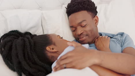 Bett,-Liebe-Und-Ein-Romantischer-Kuss-Eines-Glücklichen-Schwarzen-Paares