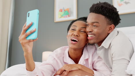 Couple-selfie-on-smartphone