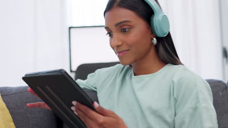 Mujer-Con-Tableta-Digital-Y-Auriculares-En-Social