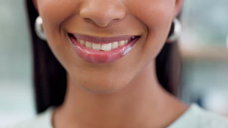 Frauenmund,-Lächeln-Und-Gesunde,-Saubere-Zähne