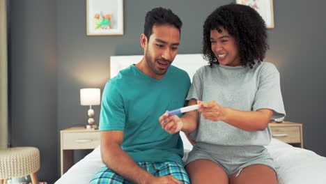 Schwarzes-Paar-Feiert-Positiven-Schwangerschaftstest