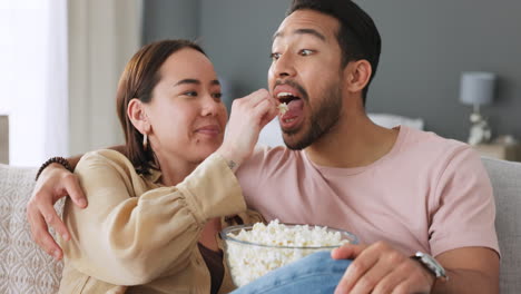 Couple-in-living-room,-eating-popcorn