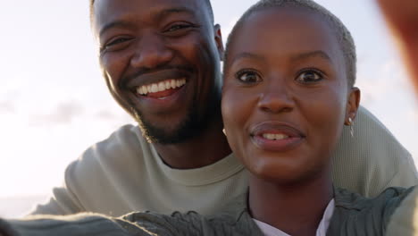African-couple-taking-selfie-at-the-beach