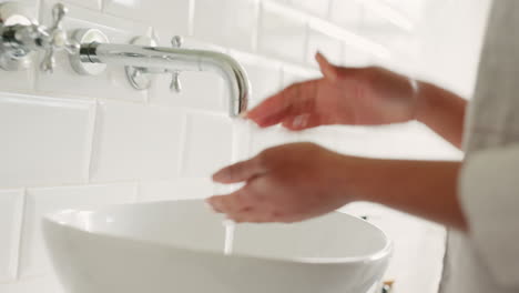 Woman-cleaning-hands-with-soap