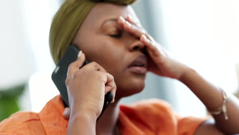 Stress,-Schlechte-Und-Eine-Traurige-Frau,-Die-Während-Eines-Telefonats-Weint