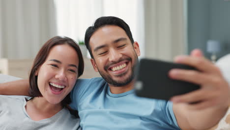 Junges,-Glückliches-Und-Asiatisches-Paar,-Das-Ein-Selfie-Macht