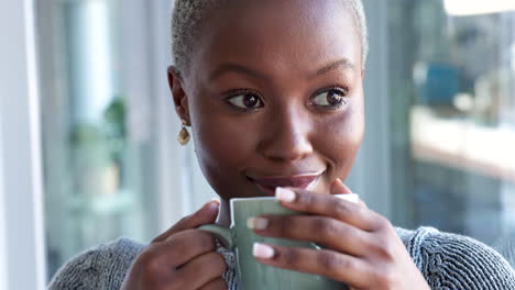 Bebida-De-Café,-Relajarse-En-Casa-Y-Mujer-Negra-Pensando