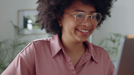 Mujer-De-Negocios-Creativa-Negra-Con-Gafas