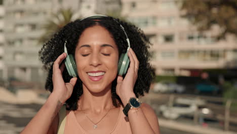 Mujer-Negra,-Auriculares-Y-Escuchando-Música