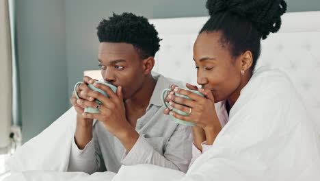 Liebe,-Paar-Und-Kaffee-Im-Bett-Mit-Einer-Schwarzen-Frau