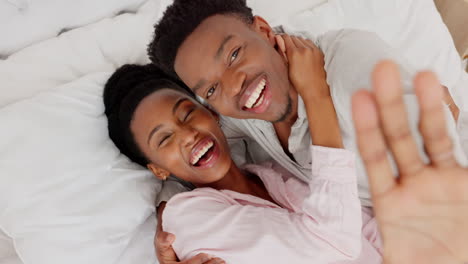 Selfie-Eines-Glücklichen-Schwarzen-Paares,-Das-Sich-Auf-Dem-Bett-Umarmt