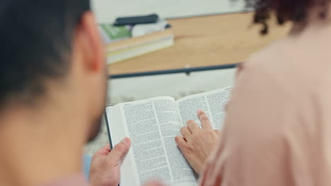 Paar-Liest-Bibel-Zur-Unterstützung