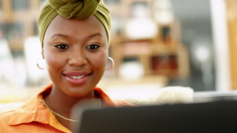 Schwarze-Frau,-Laptop-Und-Online-Shopping-Arbeit