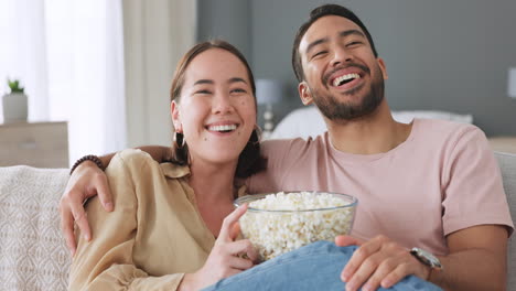 Happy-couple,-eating-popcorn