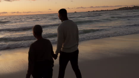 Sonnenuntergang-Am-Meer,-Paar-Beim-Spazierengehen