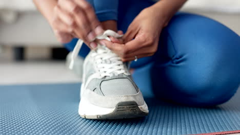 Hands-of-woman-tie-shoes-for-exercise