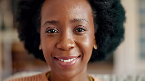 Retrato-Feliz,-Sonriente-Y-Facial-De-Una-Mujer-Negra