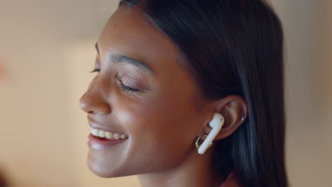 Mujer-India,-Auriculares-Y-Escuchando-Música