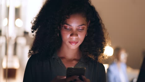 Redes-Sociales,-Teléfono-Y-Mujer-Negra-En-La-Oscuridad