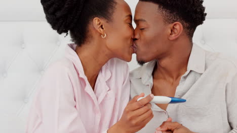Afrikanisches-Paar-Liest-Schwangerschaftstest