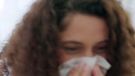 Gripe,-Mujer-Enferma-Y-Fría-Estornudando