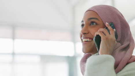Mujer-De-Negocios-Musulmana,-Llamada-Telefónica