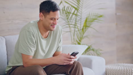 Streaming,-Soziale-Medien-Und-Glückliche-Männer,-Die-SMS-Schreiben