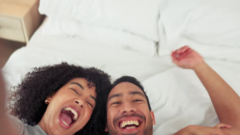 Happy-fun-couple,-selfie-and-bed-in-playful