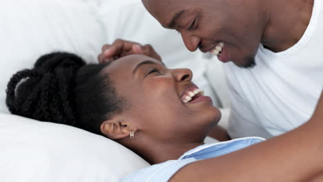 Glückliches-Afrikanisches-Paar-Im-Bett