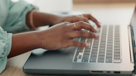 Schwarze-Frau,-Hände-Oder-Laptop,-Die-E-Mails-Tippt