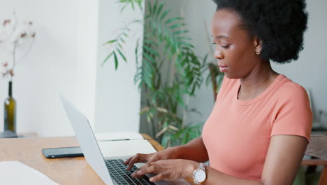 Productividad-Mujer-Negra-Escribiendo-En-El-Teclado-De-La-Computadora-Portátil