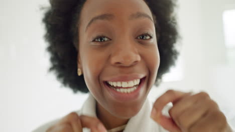 Mujer-Negra-Usa-Hilo-Dental