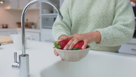 Woman-cleaning-strawberry,-with-water