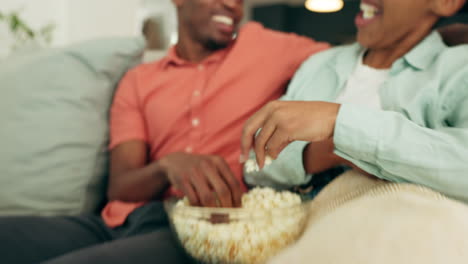 Liebe,-Glücklich-Und-Paar-Mit-Popcorn-Spielen-Mit-Essen