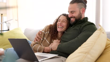 Couple-with-laptop-on-sofa-watch-movie