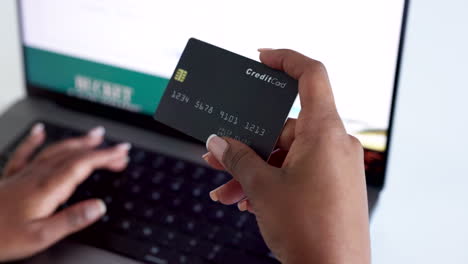 E-Commerce,-Kreditkarte-Und-Tippen-Auf-Dem-Laptop