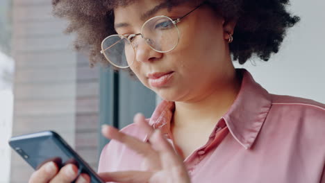 Black-woman-using-phone-on-social-media