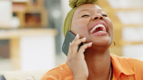 Mujer-Negra-Riendo,-Hablando-Por-Teléfono