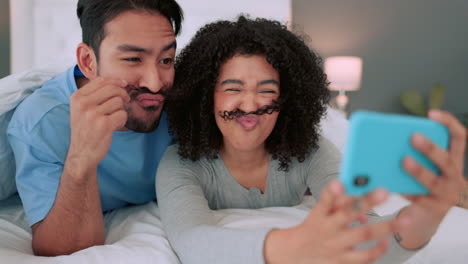 Comic-couple-phone-selfie,-interracial-love