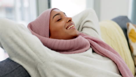 Mujer-Musulmana-Feliz,-Relajada-Y-Dormida-En-El-Sofá
