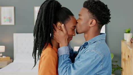 Paarumarmung,-Afrikanischer-Kuss-Und-Glücklich-In-Der-Liebe